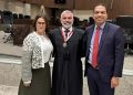 O lobista Andreson de Oliveira Gonçalves (à direita), preso pela PF, na posse do desembargador do TJ de Goiás Wilton Müller Salomão