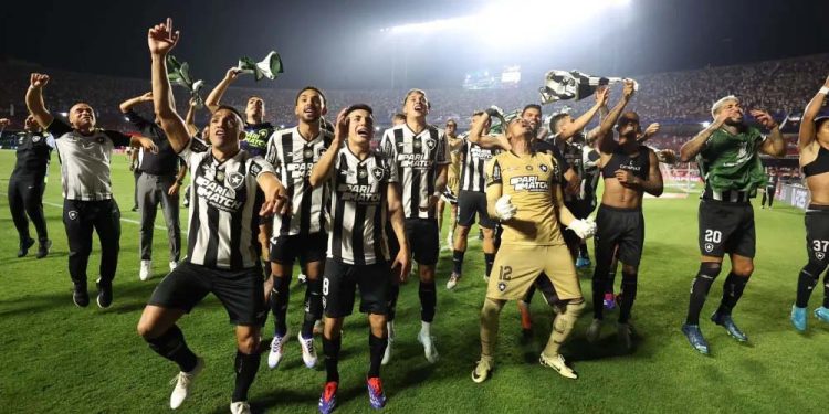 Com um a menos, Botafogo vence o Galo no Monumental de Núnez