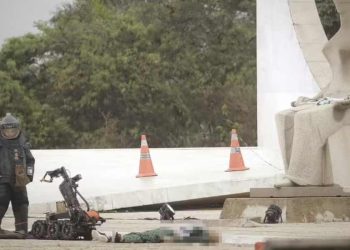 Polícia faz varredura na Praça dos Três Poderes para verificar se há mais explosivos