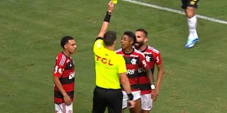 Bruno Henrique é investigado por suspeita de recebimento de cartões em jogo do Brasileirão