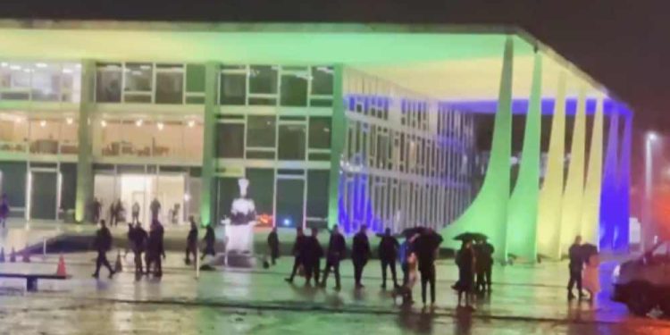 Ataques com explosivos em Brasília causam morte e evacuação de prédios públicos