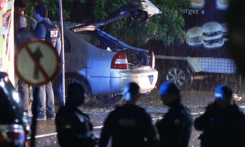 Confira o momento em que carro explode perto da Câmara