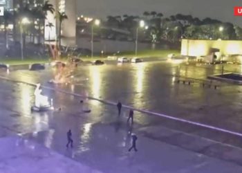 Vídeo mostra momento em que homem lança artefatos explosivos contra o STF