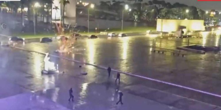 Vídeo mostra momento em que homem lança artefatos explosivos contra o STF