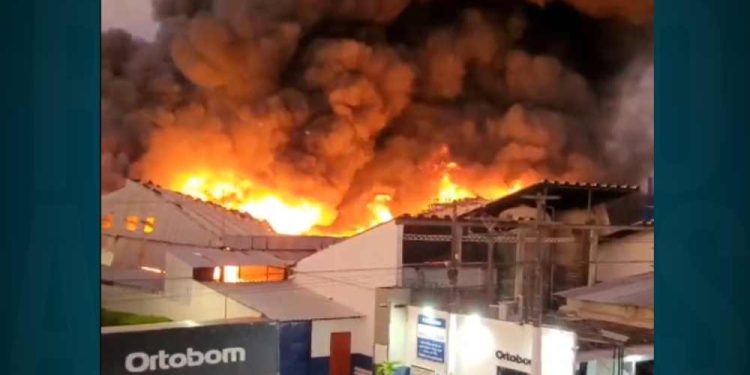 Corpo de Bombeiros Militar de Pernambuco atende ocorrência de incêndio durante a madrugada