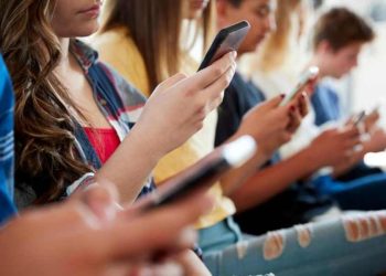 Com apoio de 95% dos professores, SP aprova proibição de celulares nas escolas