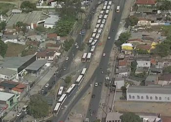 Protesto de motoristas de ônibus em Olinda contra proibição de 'surfe' em coletivos