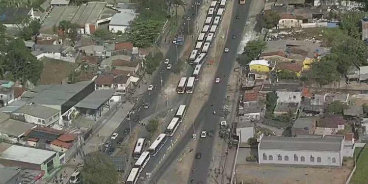 Protesto de motoristas de ônibus em Olinda contra proibição de 'surfe' em coletivos