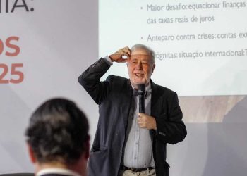 O jornalista e economista George Vidor palestrando no Recife