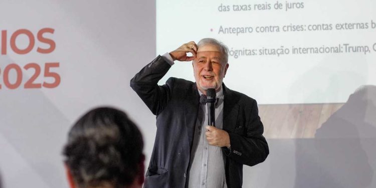 O jornalista e economista George Vidor palestrando no Recife