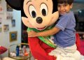 Marcelinho recebendo a visita do Mickey ontem (5) nas vésperas de seu aniversário