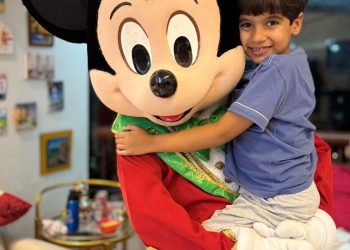 Marcelinho recebendo a visita  do Mickey ontem (5) nas vésperas de seu aniversário