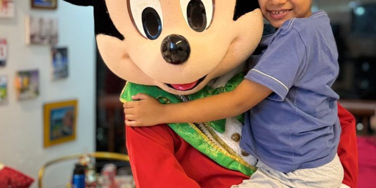 Marcelinho recebendo a visita  do Mickey ontem (5) nas vésperas de seu aniversário