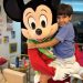 Marcelinho recebendo a visita  do Mickey ontem (5) nas vésperas de seu aniversário