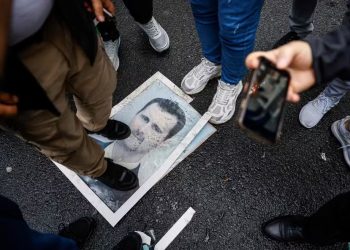 Manifestante pisa em fotografia de presidente Bashar al-Assad durante protesto do lado de fora de Consulado da Síria em Istambul