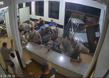 O impacto do veículo chegou a destruir parte da estrutura da delegacia em Planaltina-GO