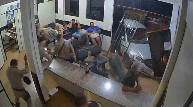 O impacto do veículo chegou a destruir parte da estrutura da delegacia em Planaltina-GO