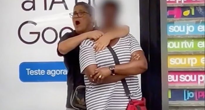 A vítima foi feita refém por outra mulher.