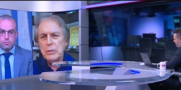 Deputado Federal pelo União Brasil, Luciano Bivar (centro)