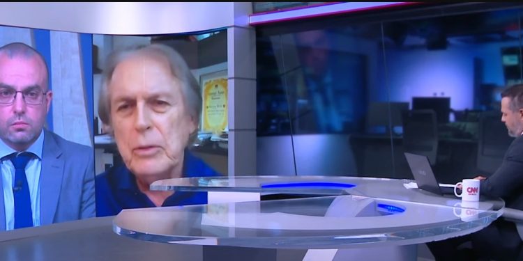 Deputado Federal pelo União Brasil, Luciano Bivar (centro)