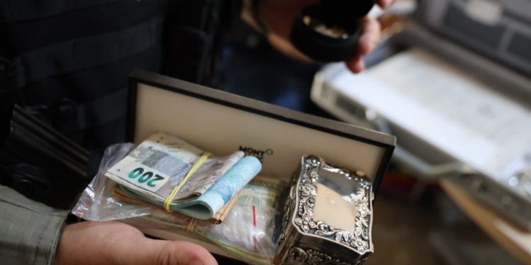 Na casa da família foram encontradas jóias e dinheiro em espécie