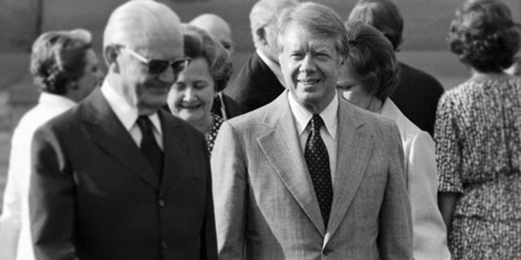 Ditador Ernesto Geisel, recebe Jimmy Carter (dir.) no Recife, em 1972