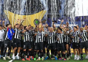 Depois de vencer a Libertadores, Botafogo volta a levantar troféu do Campeonato Brasileiro
