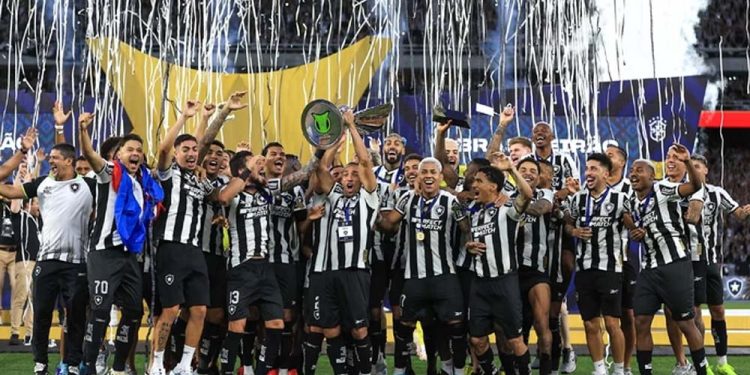 Depois de vencer a Libertadores, Botafogo volta a levantar troféu do Campeonato Brasileiro