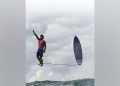 Medina 'no ar' durante eliminatórias do surfe na Olimpíada (Jerome Brouillet/AFP)