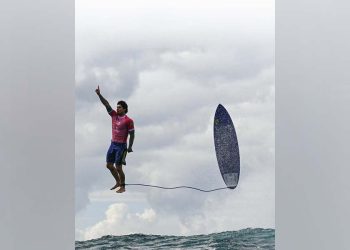 Medina 'no ar' durante eliminatórias do surfe na Olimpíada (Jerome Brouillet/AFP)