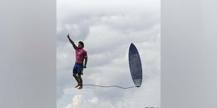 Medina 'no ar' durante eliminatórias do surfe na Olimpíada (Jerome Brouillet/AFP)