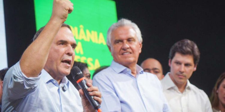 Aliado de Caiado (dir.), Sandro Mabel (esq), foi cassado.