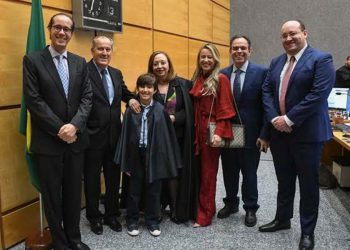 Ana Carolina Magalhães, de vermelho, ao lado do marido, Felipe Sarmento, e da mãe, a ex-ministra do STJ Assusete Magalhães