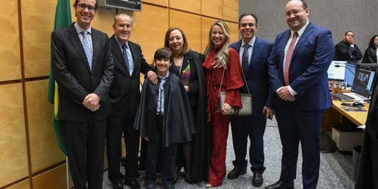 Ana Carolina Magalhães, de vermelho, ao lado do marido, Felipe Sarmento, e da mãe, a ex-ministra do STJ Assusete Magalhães