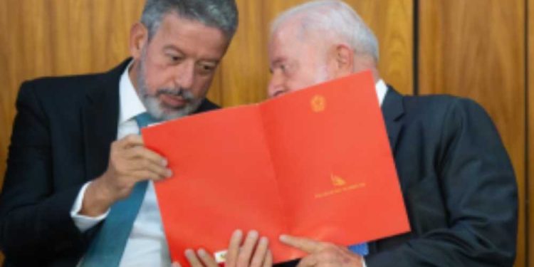 Lula e Arthur Lira discutem solução para a crise das emendas no Palácio da Alvorada