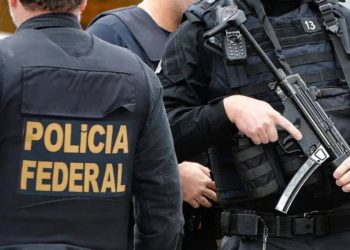 Agentes da Polícia Federal, durante operçaão