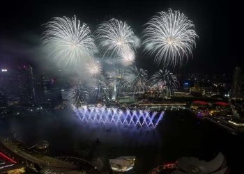 Fogos de artifício explodem na Marina Bay durante as celebrações do Ano Novo em Singapura