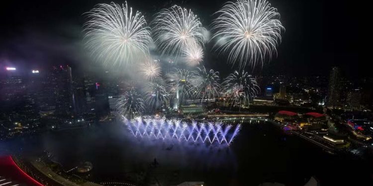 Fogos de artifício explodem na Marina Bay durante as celebrações do Ano Novo em Singapura