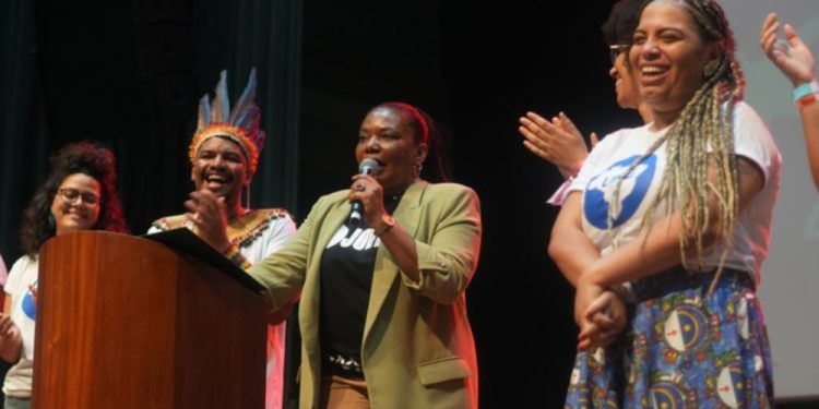 Margareth Menezes destaca cultura e democracia na Bienal da UNE