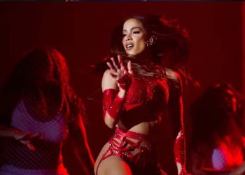 Anitta durante seu show em Copacabana — Foto: Daniel Ramalho/AFP