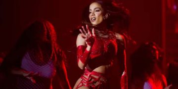 Anitta durante seu show em Copacabana — Foto: Daniel Ramalho/AFP