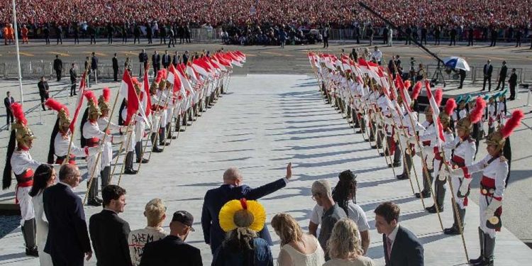Lula na subida da rampa do Planalto