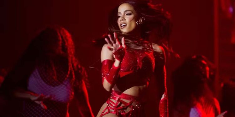 Anitta durante seu show em Copacabana — Foto: Daniel Ramalho/AFP