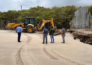 CPRH derruba muro em praia de Ipojuca, mas proprietário reconstrói estrutura durante a noite