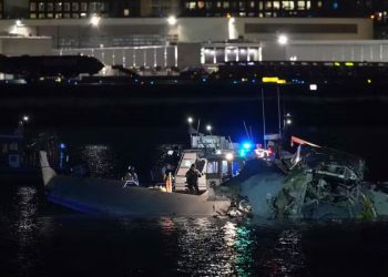 Avião da American Airlines cai no rio Potomac após colisão com helicóptero perto de Washington