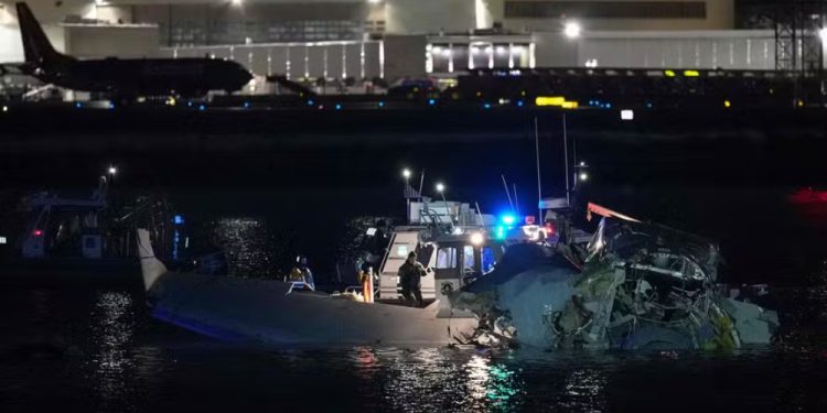 Avião da American Airlines cai no rio Potomac após colisão com helicóptero perto de Washington