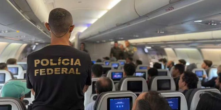 Maus-tratos a deportados geram crise diplomática e polarização política no Brasil