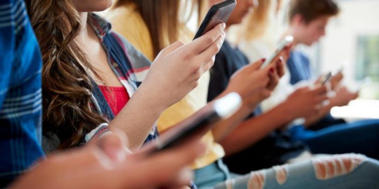 Proibição do uso de celulares em aulas entra em vigor com campanha nacional de conscientização