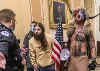 Donald Trump concede perdão presidencial a acusados de ataque ao Capitólio