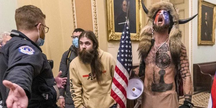 Donald Trump concede perdão presidencial a acusados de ataque ao Capitólio